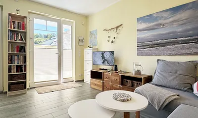 freundlicher Wohnbereich mit Blick nach draußen