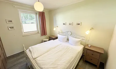 Schlafzimmer mit Doppelbett