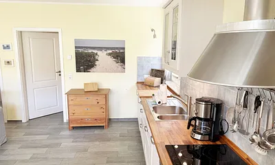 Küchenzeile mit Induktionsherd, Backofen und Geschirrspüler,