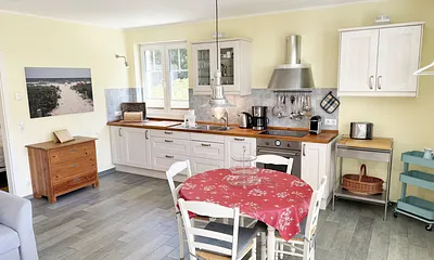 offene Küchenzeile mit Essplatz und Stühlen