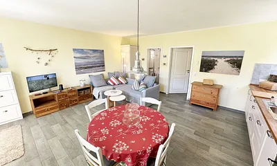 gemütlicher Wohnbereich mit TV-Board mit Smart-TV