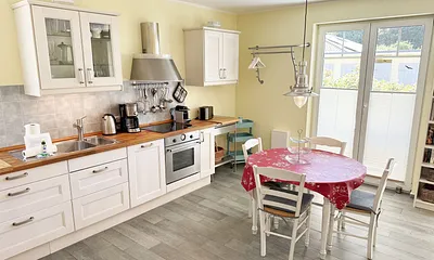 heller offener Küchenbereich