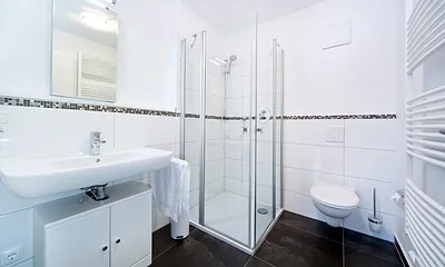 Das zweite Bad mit Dusche und WC.