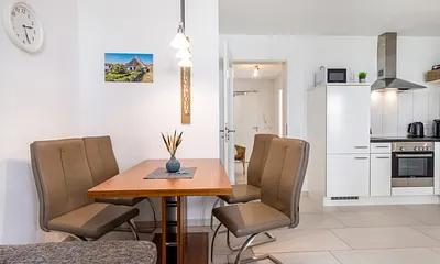 Der Eßplatz im Wohnzimmer.