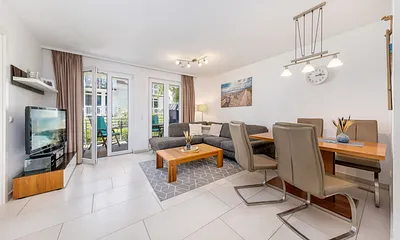Das große Wohnzimmer mit Austritt zum Balkon.