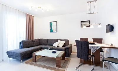 Der Wohnbereich mit bequemer Sitzlandschaft.