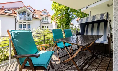 Der schöne möblierte Balkon mit Nachmittags- und Abendsonne.