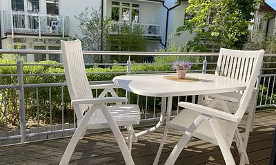 Der schöne möblierte Balkon mit Nachmittags- und Abendsonne.