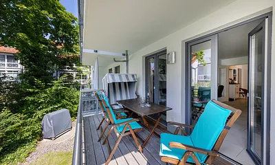 Der schöne möblierte Balkon mit Nachmittags- und Abendsonne.