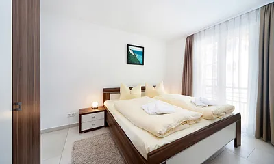 Das 1. Schlafzmmer mit Doppelbett, Kleiderschrank mit Safe und TV.