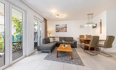 Das Wohnzimmer mit bequemer Wohnlandschaft und Eßplatz.