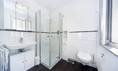 Das 1. Bad mit Dusche, WC und Tageslicht.