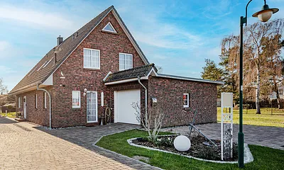 Hausansicht mit Parkplätzen