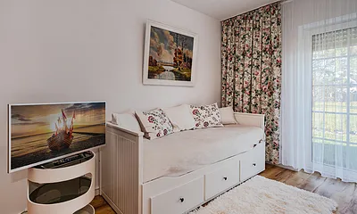 Schlafzimmer Ansicht ausziehbares Bett & TV