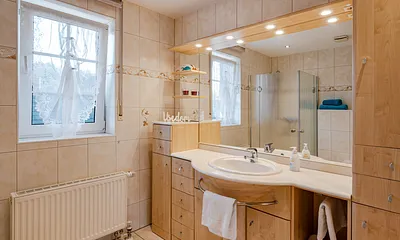 Badezimmer mit Waschtisch