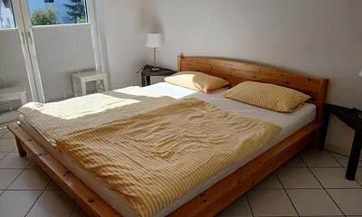 Schlafzimmer mit großem Doppelbett