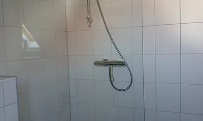 Große Dusche im Bad