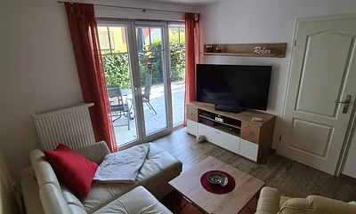 Sideboard mit Internetradio und LED TV 55", rechts Tür zum Schlafzimmer