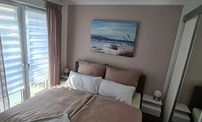 Schlafzimmer mit Terrassenfenster