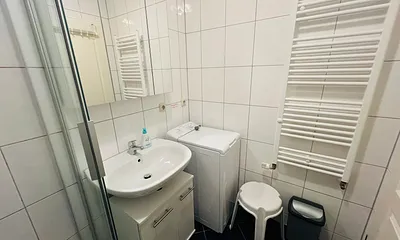 Bad mit Waschbecken und -maschine