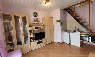 Pantry und Zugang zum Schlafboden 