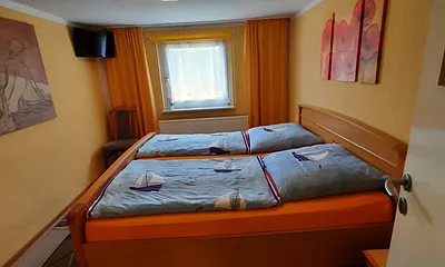 Schlafzimmer 1