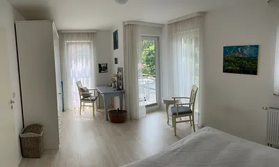 Schlafzimmer im 1. OG mit einem großen Kleiderschrank und einem kleinen Balkon