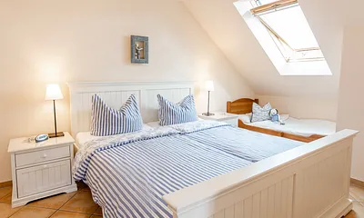 Schlafzimmer mit sehr großem Kleiderschrank