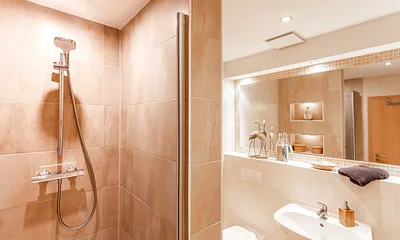 modernes Badezimmer mit Dusche