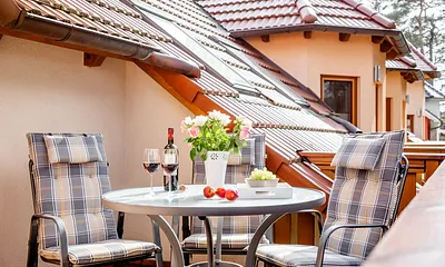 möblierter Balkon mit Blick zur Ostsee