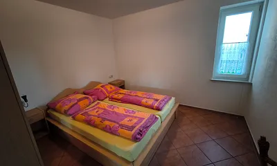Schlafzimmer mit Doppelbett und Kleiderschrank 