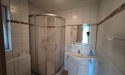 Bad mit Dusche, Waschtisch und WC 