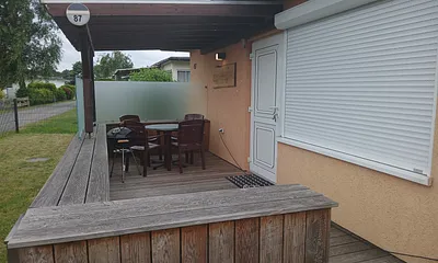 Vorderansicht Bungalow mit Sitzecke