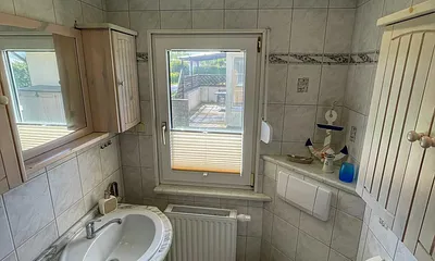 Bad mit Waschbecken und WC