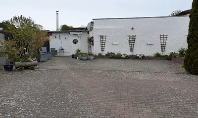 Parkplätze im abgeschlossenen Innenhof