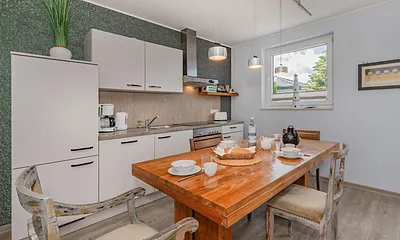 Küchenzeile mit Esstisch