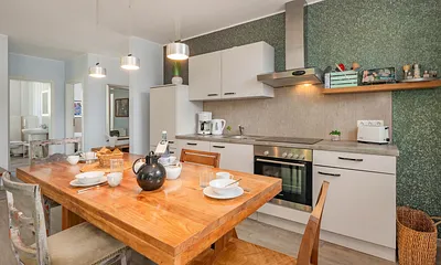 Küchenzeile mit Esstisch