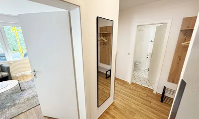 großer Flurbereich mit Spiegel