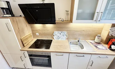 separate Küche mit vielen Küchenutensilien