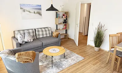 Wohnbereich mit gemütlicher Couch