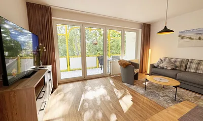 Wohnbereich mit gemütlicher Couch und Sessel