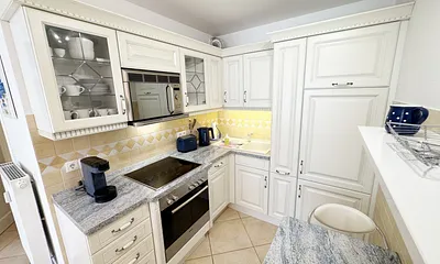 offene Wohnküchenzeile mit kleinem Essplatz