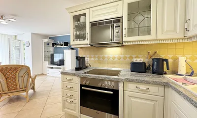 offene Wohnküchenzeile mit vielen Küchenhelfern