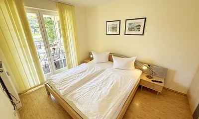 Schlafzimmer mit Doppelbett