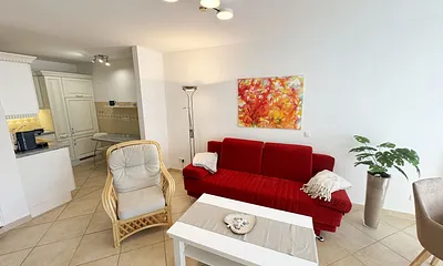 Wohnbereich mit Couch und Sessel