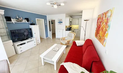 Wohnbereich mit Anrichte und Smart-TV