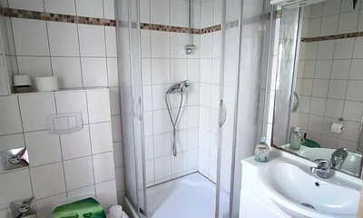 Toilette mit Waschtisch und Dusche 