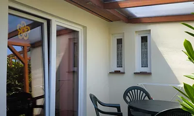 Überdachte Terrasse mit Sitzgelegenheiten 