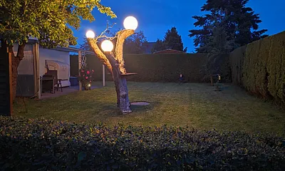 Liegewiese und Grillplatz am Abend mit Beleuchtung