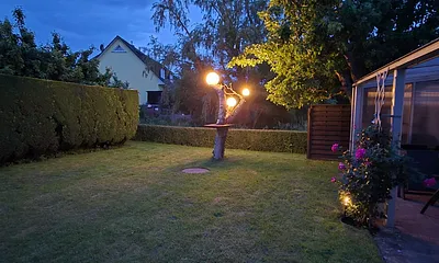 Liegewiese und Grillplatz am Abend mit Beleuchtung